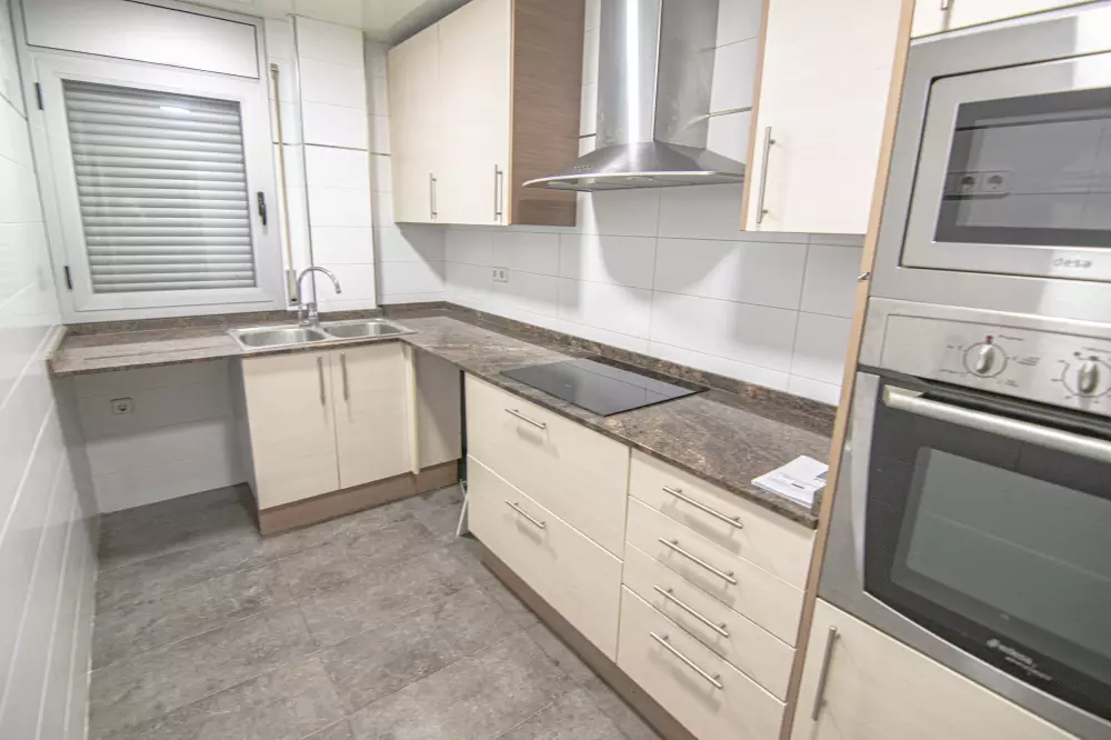 VIVIENDA SEMINUEVA DE 105 m², 3 HABITACIONES, SUITE, BALCÓN, ASCENSOR Y PARKING OPCIONAL
